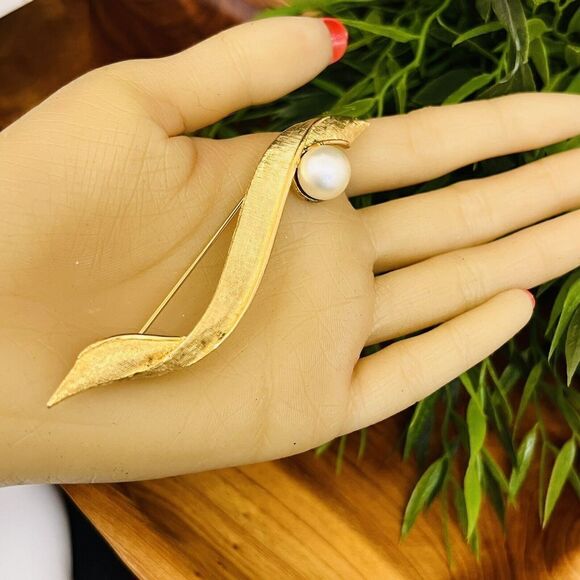 Vintage Coro Pegasus Brooch Brushed Gold Pearl Long Lapel Pin 4" Ribbon 1077 - Picture 3 of 9